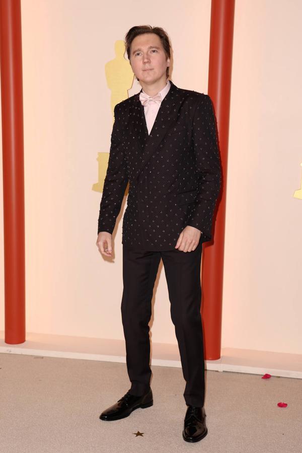 Paul Dano. El actor de Los Fabelman ha elegido un esmoquin cruzado con chaqueta decorada con aplicaciones metálicas que ha combinado con camisa y pajarita en rosa suave.
