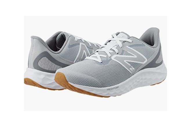 Zapatillas de deporte. ¿A quién no le gusta renovar calzado? Estas deportivas New Balance están triunfando para salir a caminar, ir al gimnasio... Disponibles en Amazon Fashion.