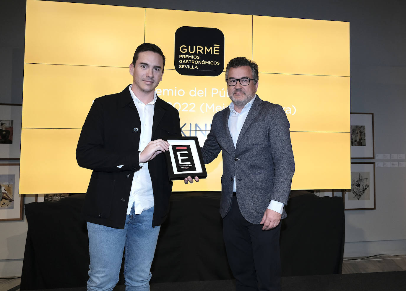 Premio a la Mejor Apertura correspondiente al público: Kinu. Alberto Ramos, director de operaciones de Gruppo Cimbali, entrega el premio. Víctor López López, fundador de la Bombonera Group, recoge el premio.