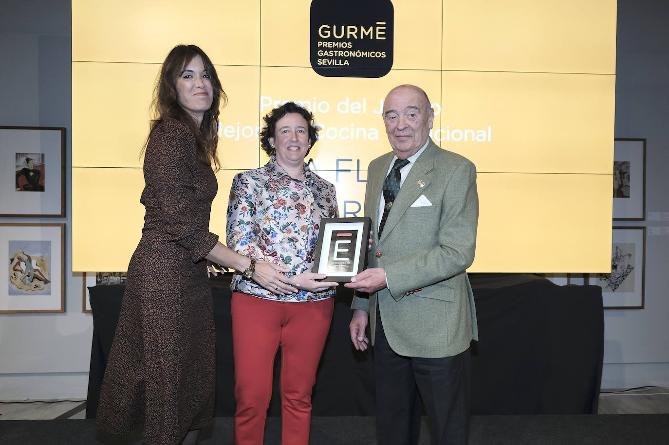 Premio al Mejor Bar de Cocina Tradicional correspondiente al jurado: La Flor del Toranzo. Juan Pablo Borrás, responsable comercial de Catunambú, entrega el premio. María Gómez, propietaria y gerente de La Flor del Toranzo, recoge el premio