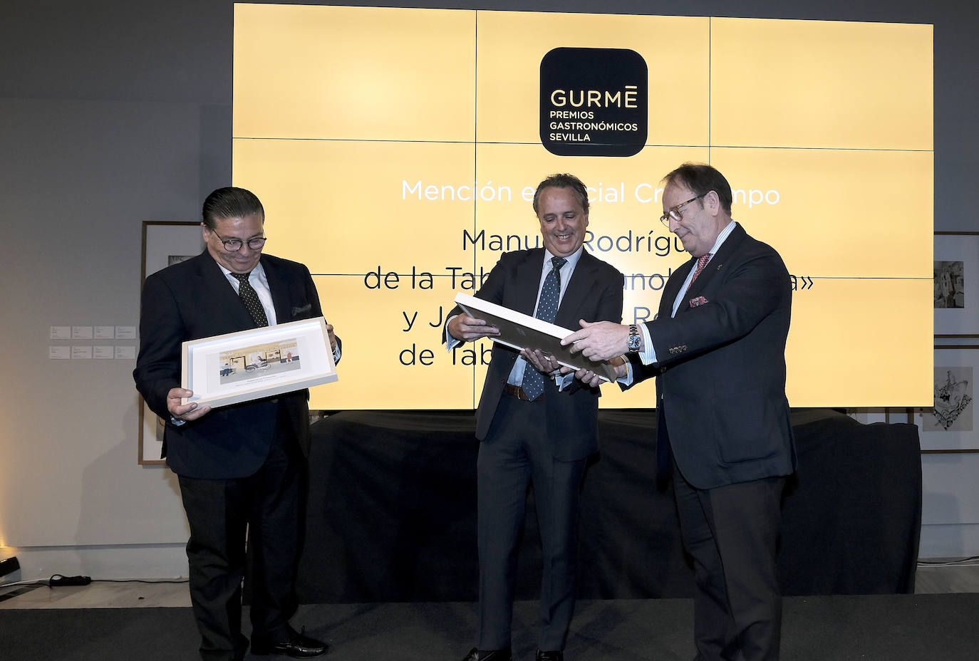 Juan Gómez Verástegui, director Territorial Andalucía de Heineken Company, entrega el premio. Manuel Rodríguez, propietario de Taberna Manolo Cateca, y José Antonio Rodríguez, propietario de Taberna La Fresquita, recogen el premio