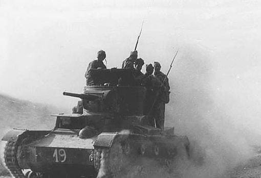 Tanque soviético T-26B durante la batalla de Belchite
