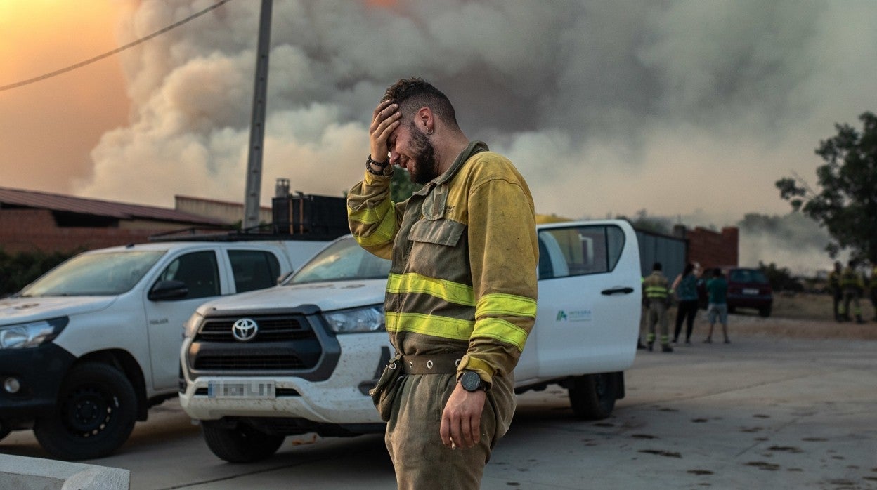 Uno de los brigadistas que interviene en el incendio de Losacio en Zamora