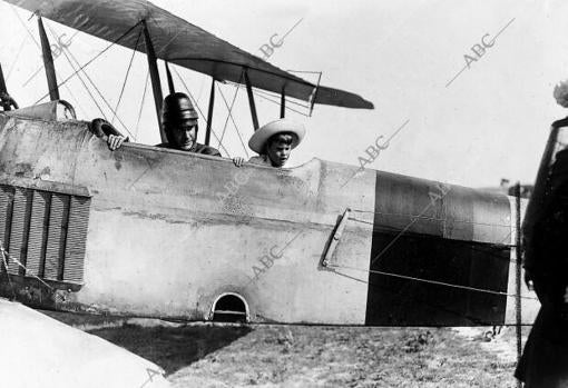 El Infante don Alfonso y su hijo el infantito don Álvaro.
