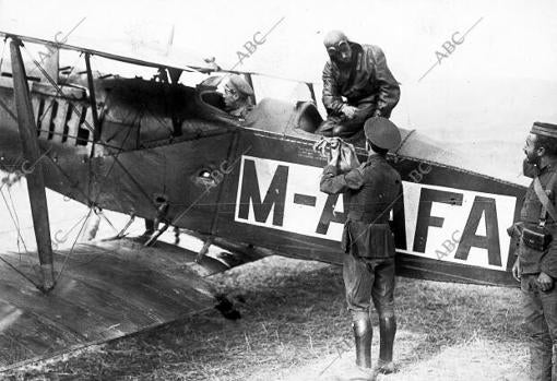 Salida de un aeroplano militar del nuevo aeródromo de Melilla.