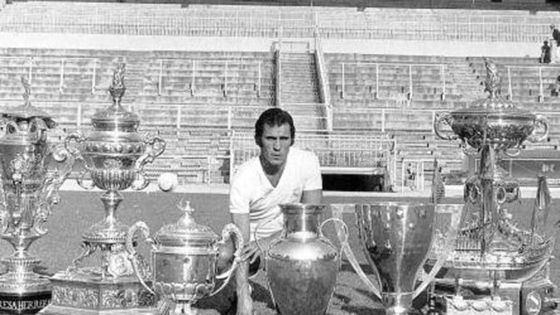 Amancio posando con títulos del Real Madrid que ganó.