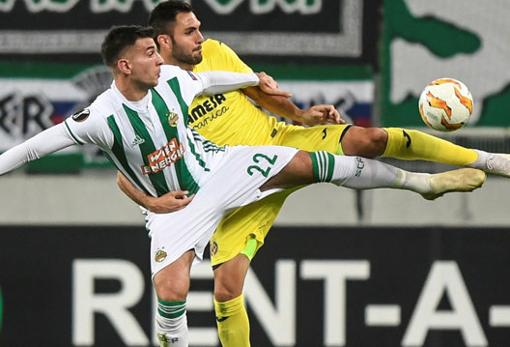 Víctor Ruiz disputa un balón con Pavlovic en un Rapid-Villarreal de la Europa League 18-19