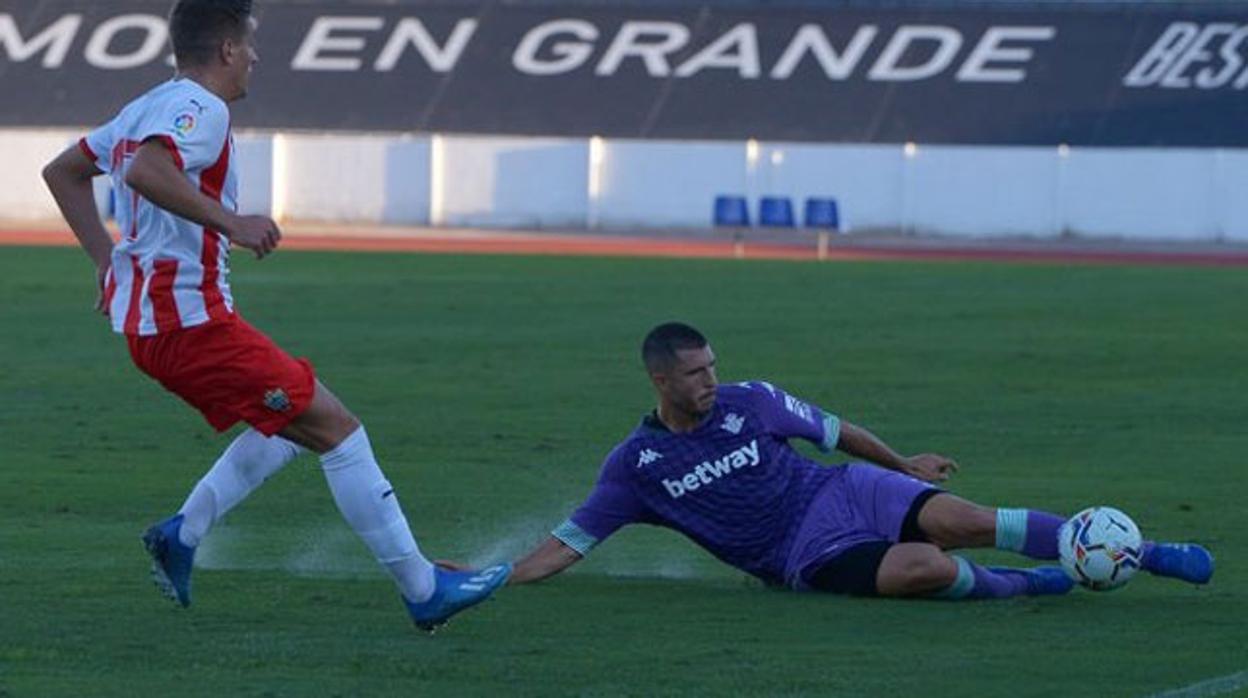 Guido Rodríguez disputa un balón en el Betis-Almería de la pretemporada 20-21