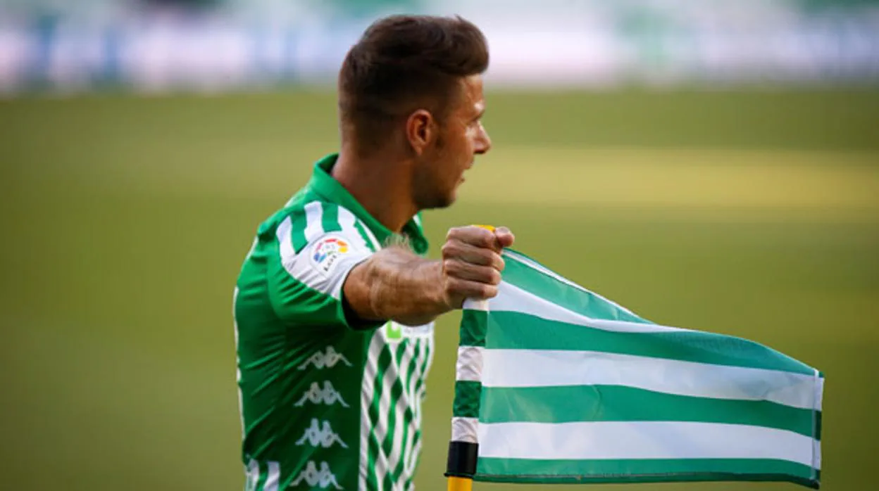 Joaquín agarra un banderín de córner verdiblanco en el estadio Benito Villamarín