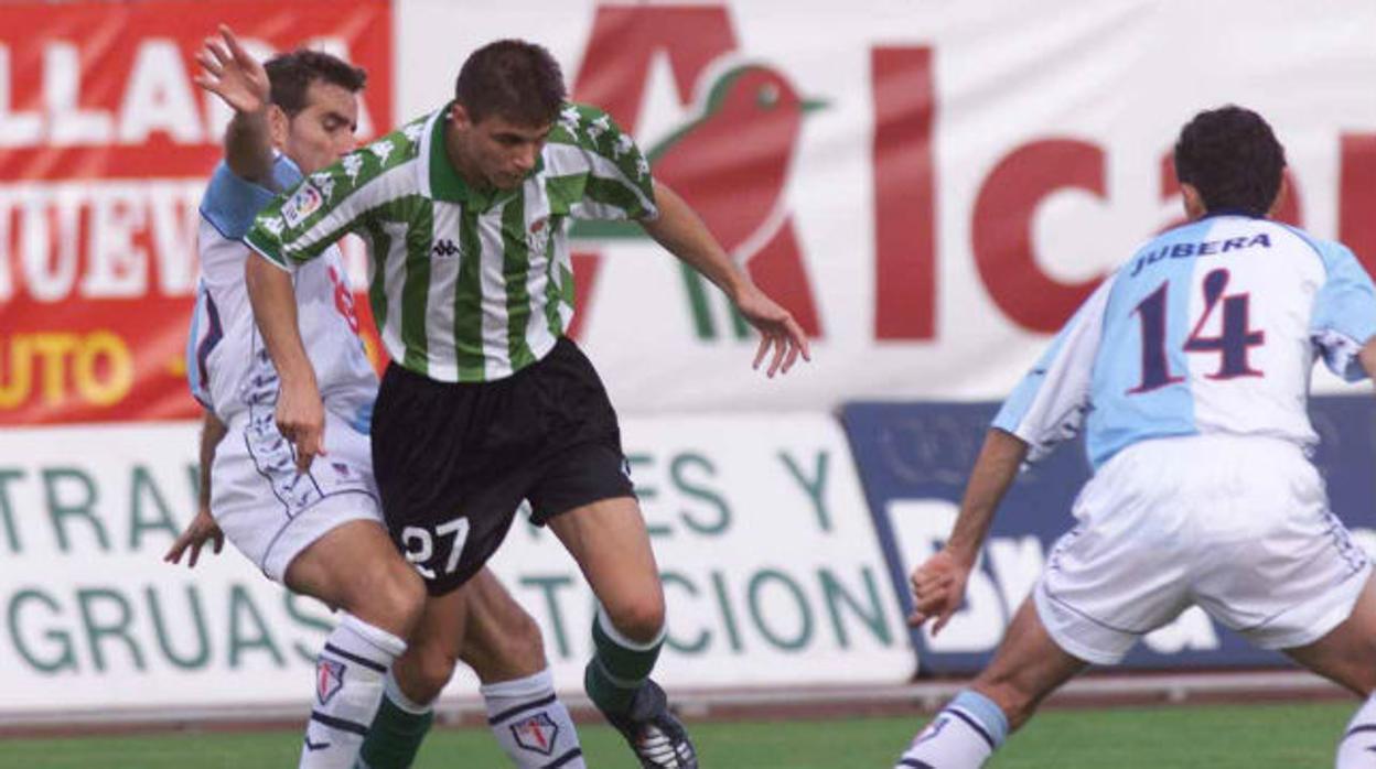 Joaquín trata de marcharse de dos rivales en el Compostela-Betis de la temporada 00-01