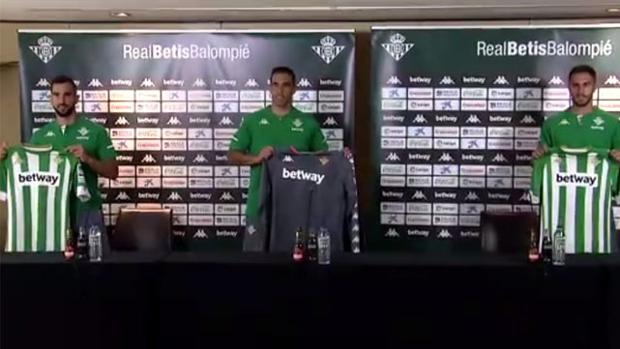 En directo, la presentación de Claudio Bravo, Martín Montoya y Víctor Ruiz con el Betis