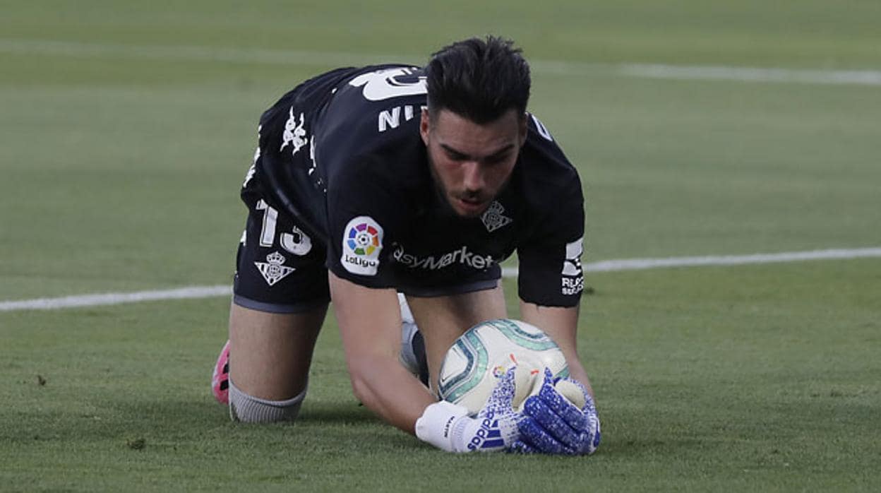 Dani Martín atrapa la pelota durante el Betis-Alavés