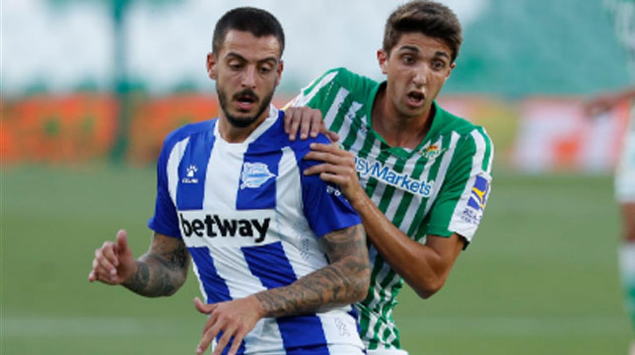 Joselu y Edgar pugnan por un balón durante el Betis-Alavés