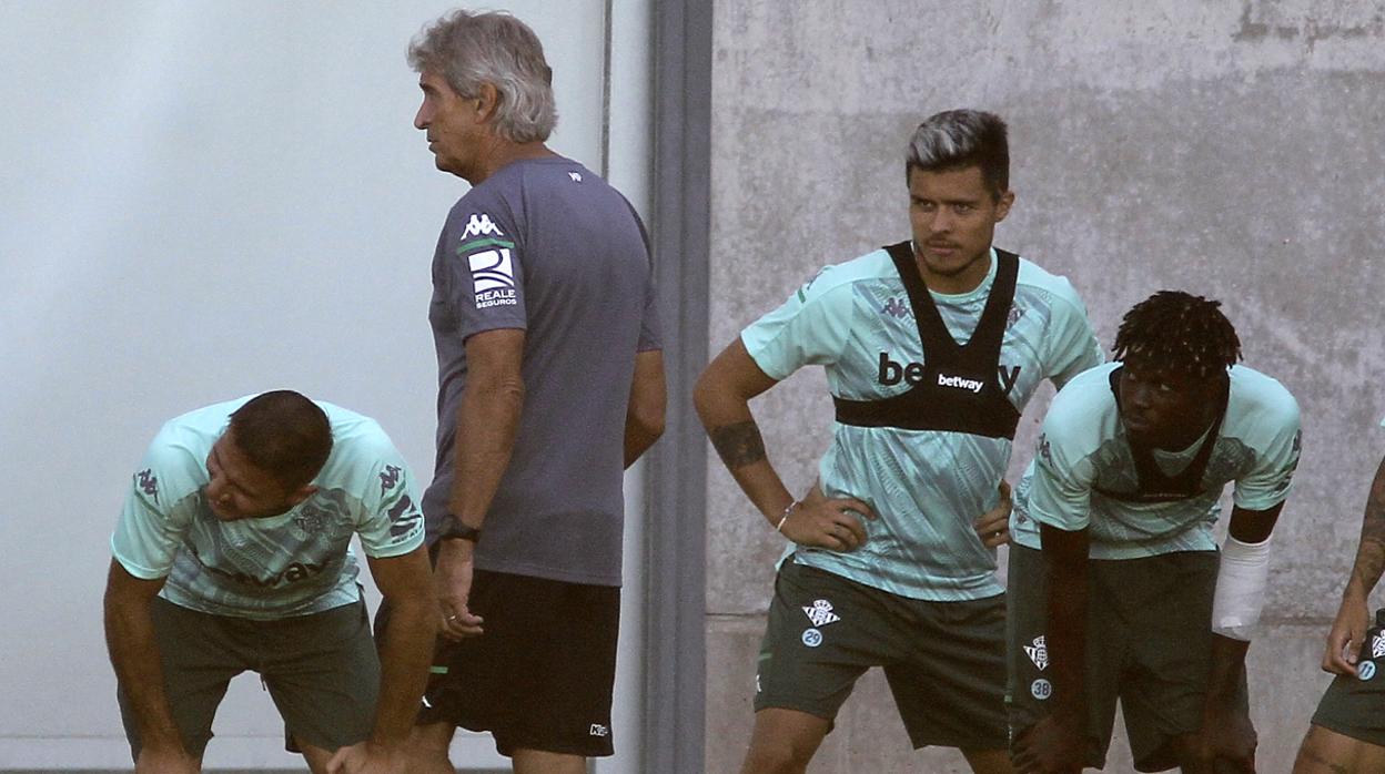 Narváez, junto a Pellegrini en un entrenamiento de pretemporada