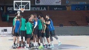 El Coosur Betis, conjurándose antes del entrenamiento de ayer