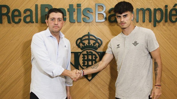 Juan Cruz y Miguel Calzado, tras la firma del de Quilmes con el Betis hasta 2025