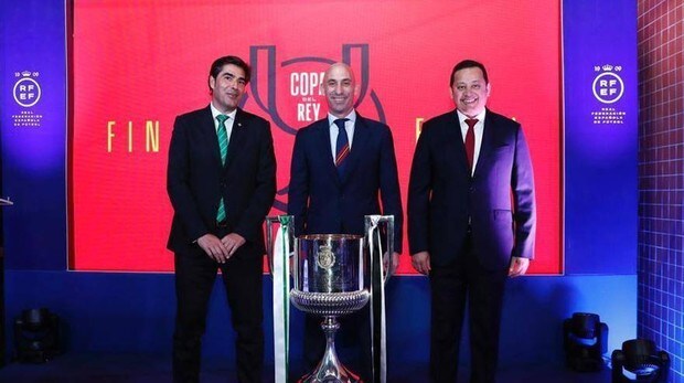 ÃƒÂ�ngel Haro, Luis Rubiales y Anil Murthy, en la cena de gala previa a la final de la Copa del Rey