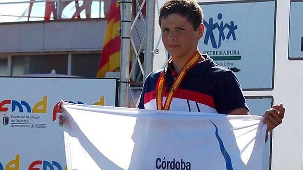 Javier Zorzano, con la bandera del equipo cordobés