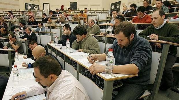 Opositores en un examen