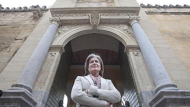 Anabel Barrena, en la puerta de Santa Catalina de la Mezquita-Catedral