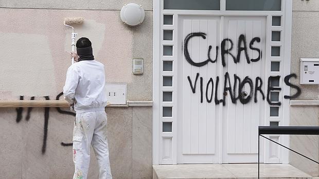 Pintadas contra los sacerdotes