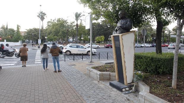 Daños en el lateral de la estatua