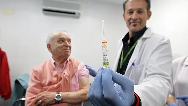 Un enfermero se dispone a aplicar la vacuna a un paciente