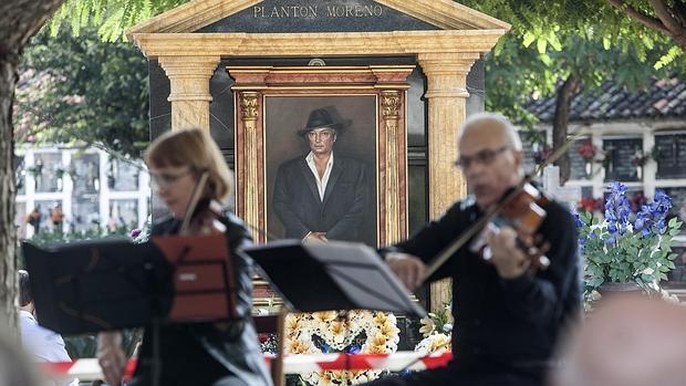 Dos violinistas interpretan obras en un cementerio cordobés en 2014