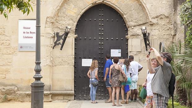 Turistas a las puertas del Alcázar