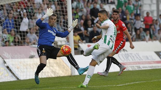 El Córdoba ejecuta al Nástic (2-0) y dormirá líder