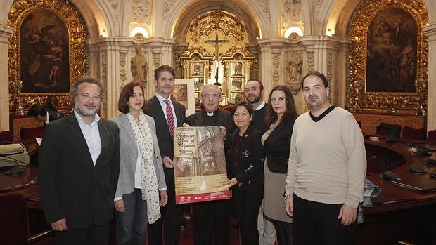 Los promotores del acto, con el cartel