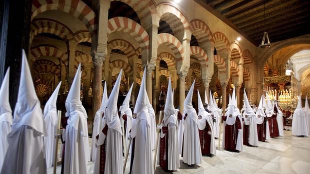 Una procesión de Semana Santa en el interior de la Mezquita-Catedral