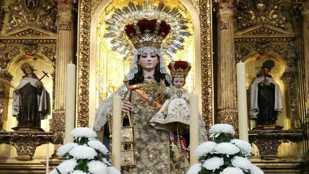 La Virgen del Carmen Coronada preparada para su rosario