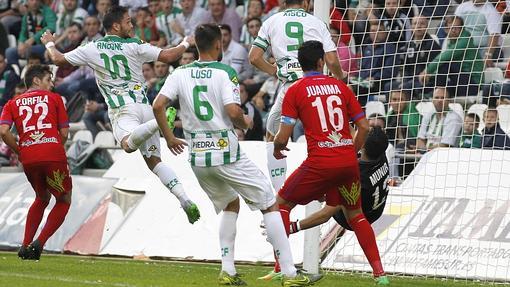 El delantero rumano cabecea el 3-2 tras falta en el Córdoba-Numancia