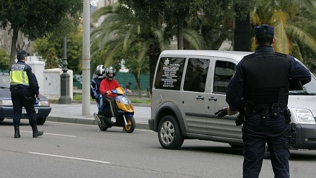 Policías regulando el tráfico en la avenida de los Mozárabes