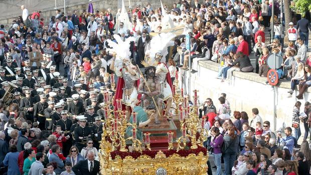 Banda de la Coronación de Espinas tras el Cristo