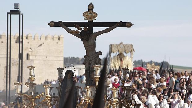 Cristo del Amor a su paso por el Puente Romano