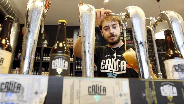 Un camarero tira una cerveza en un local de Córdoba capital