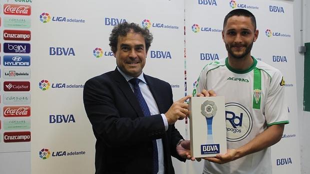 Florin Andone recibe el galardón como mejor jugador de octubre en Segunda