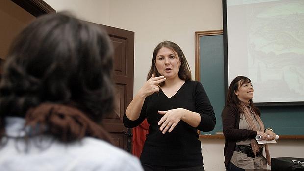 Intérprete de lenguaje de signos durante una clase