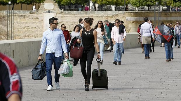 Visitantes en el Puente Romano en el último puente