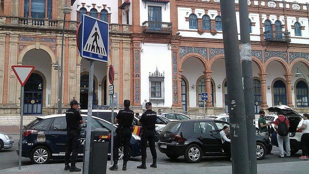 policías nacionales, durante otra intervención con un gorrilla en Jerez