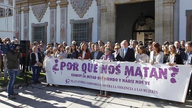 Imagen de la concentración en Diputación contra el asesinato de Baena