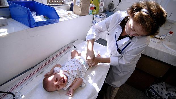 Una enfermera vacuna a un bebé