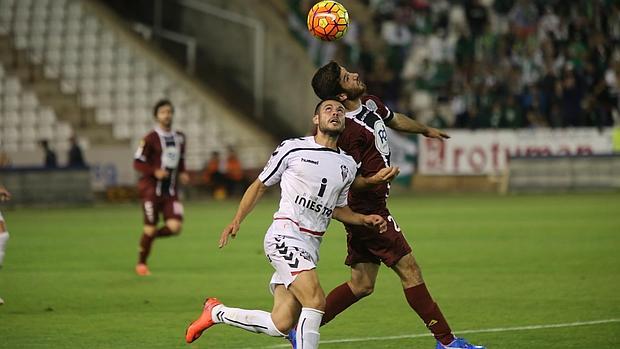 Nando cabecea un balón en Albacete