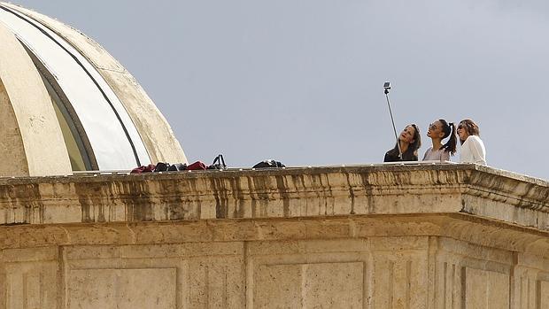 Unas turistas sobre la Puerta del Puente