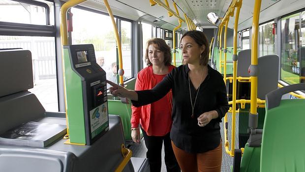 La alcaldesa de Córdoba en un bus de Aucorsa