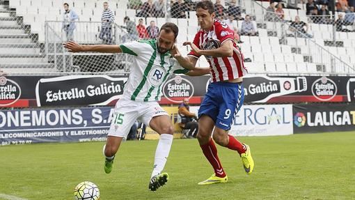 Deivid golpea el esférico en Lugo