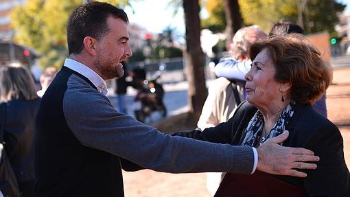 Parrado saluda al líder regional de IU antes de un acto de precampaña