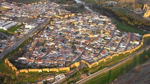 Niebla rodeada por su famosa muralla